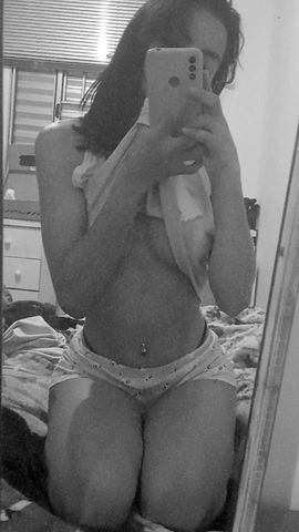 Morena Safadinha baixinha , magrinha que gosta de tudo